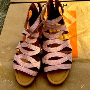 Woman’s pink leather sandals   Size 81/2